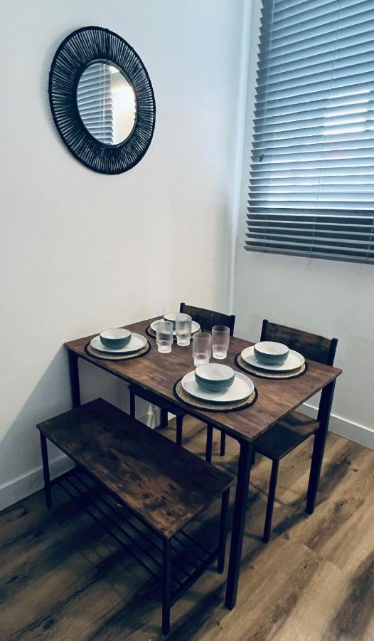 스윈던 Burkhardt Hall- Parking Included- Sleeps 4 아파트 외부 사진