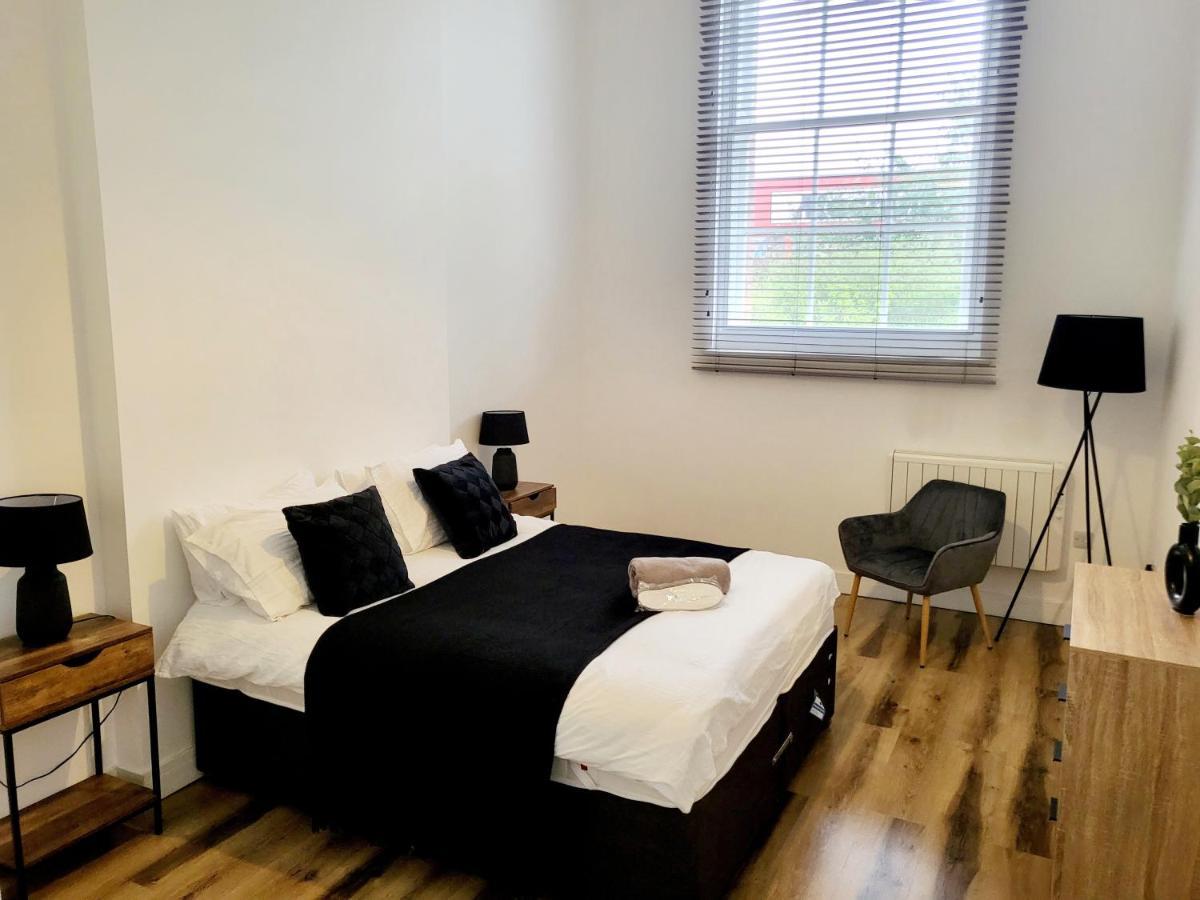 스윈던 Burkhardt Hall- Parking Included- Sleeps 4 아파트 외부 사진